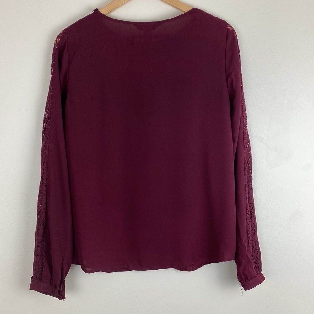 White House Black Market Woman’s Size 6 Blouse Long Sleeve Lace Neck and Arms - Picture 8 of 8